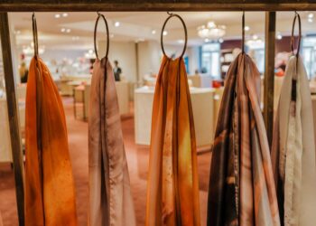 6 MIND-BLOWING IDEAS TO ORGANIZE SCARFS IN A RETAIL STORE