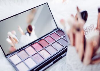 Lead the Beauty Trends with Picturesque Cosmetic Boxes