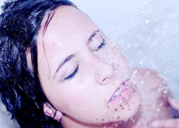 wellhealthorganic.com:which-is-better-hot-water-or-cold-water-bath