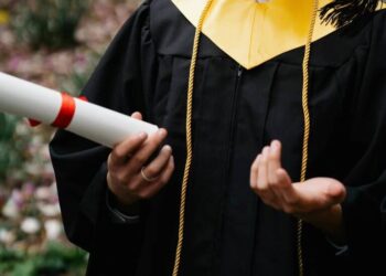 Your Guide to Understanding Fake High School Diplomas and Transcripts