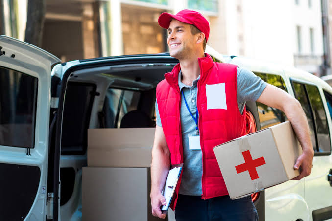 Behind the Scenes of Healthcare Logistics: The Critical Role of Dedicated Medical Couriers
